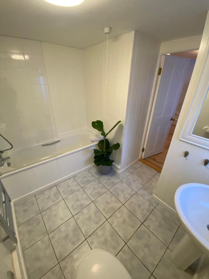 Cheerful One Bedroom Cottage In Mousehole. Exterior photo